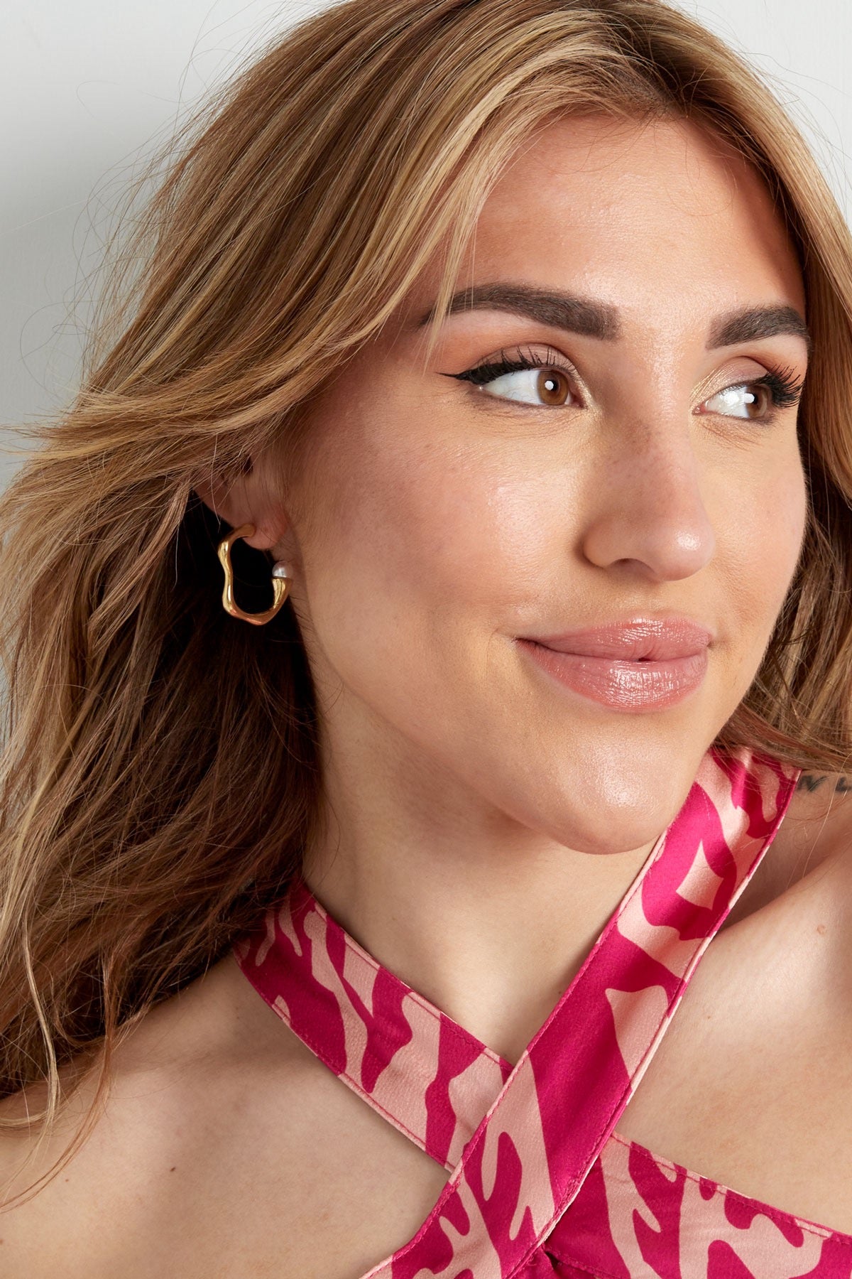 Boucles d’Oreilles Courbe avec Petite Perle - acier inoxydable doré