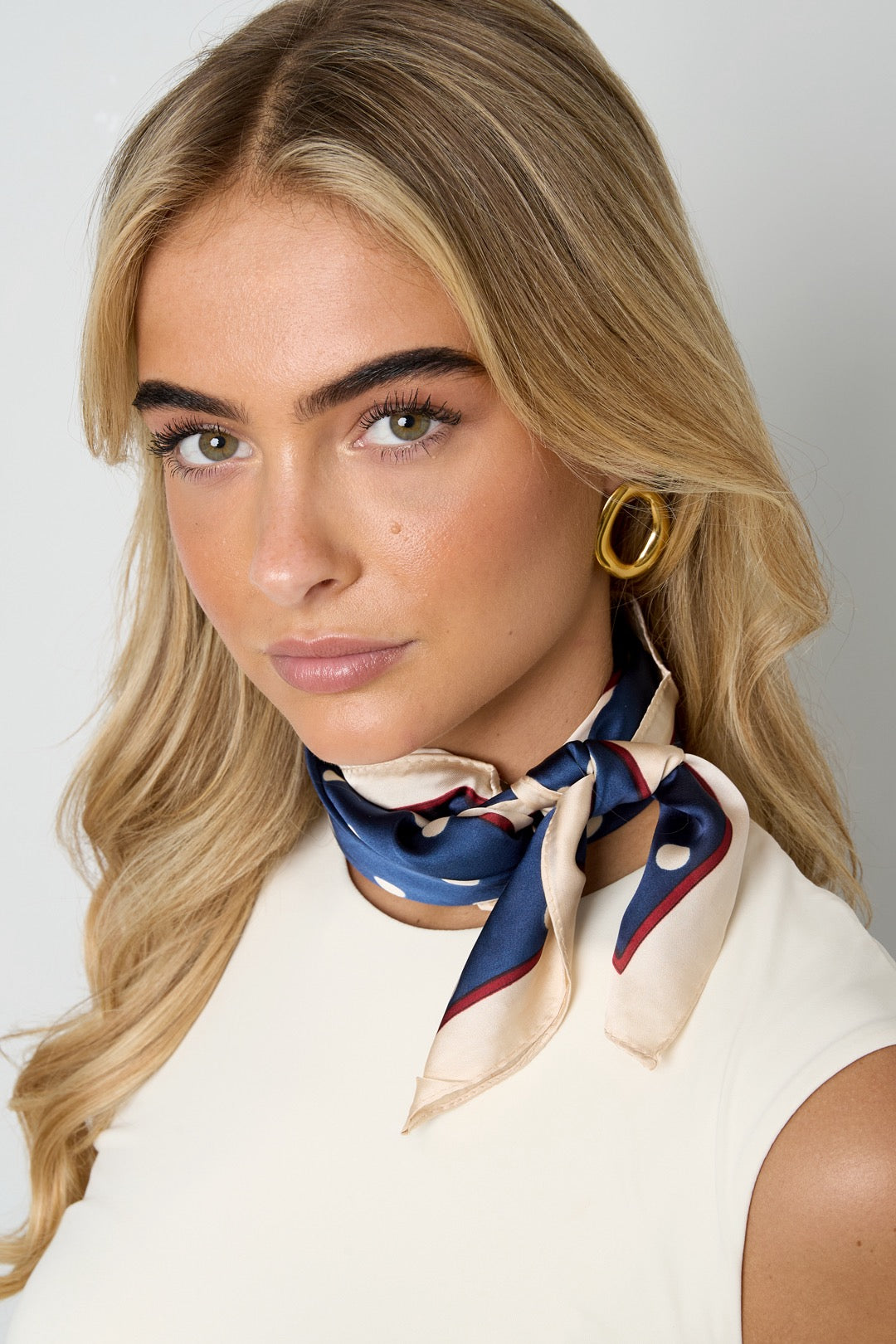 Foulard Bleu Riviera – Carré satiné à pois blancs